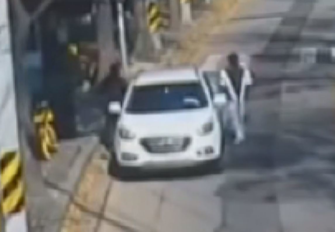 도와달라는 소리를 듣자 차에서 내린 아버지 이상현 씨와 아들 이수연 씨. JTBC 뉴스 유튜브 캡처