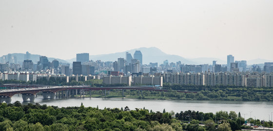 사진은 8일 오후 서울 강남구 압구정동 재건축 예정 아파트 단지 모습. 2023.5.8/뉴스1 ⓒ News1