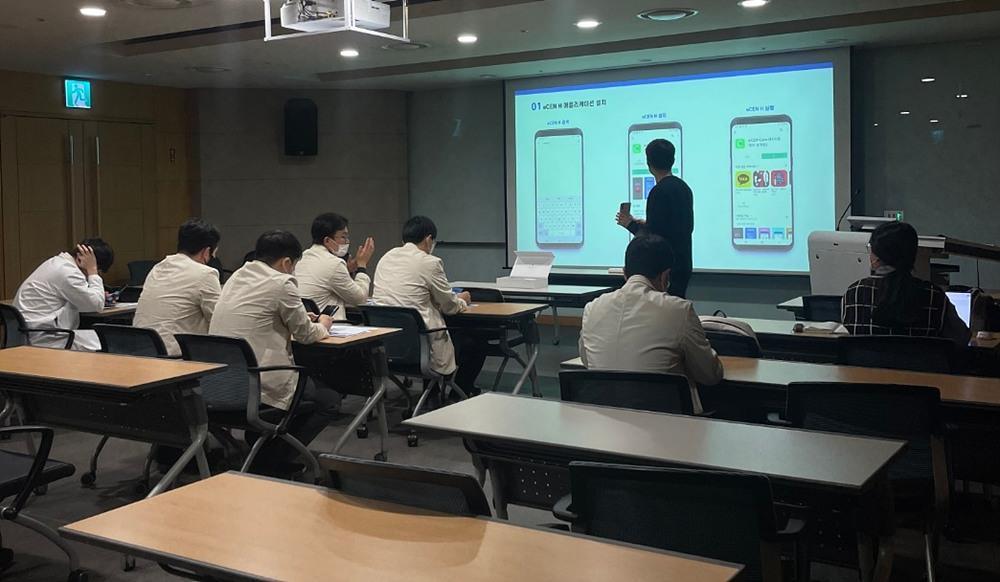 의료진에게 기술을 설명하는 이센 / 출처=이센