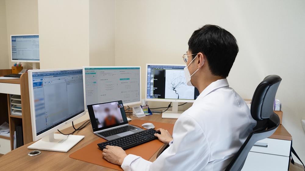 이센 미리케어로 원격 상담 중인 의료진 / 출처=이센