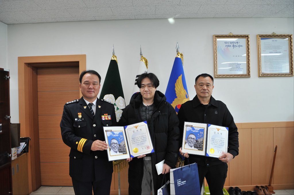 경기서부경찰서로부터 감사장을 받은 아버지 이상현 씨와 아들 이수연 씨. 최재호 기자 cjh1225@donga.com