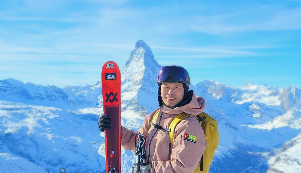 스위스에서 알프스 산맥 속의 마터호른봉을 배경으로 포즈를 취한 정우찬 씨. 파우더 스키의 세계를 안내하는 ‘파우더 스키 바이블’을 펴냈다. 정우찬 씨 제공