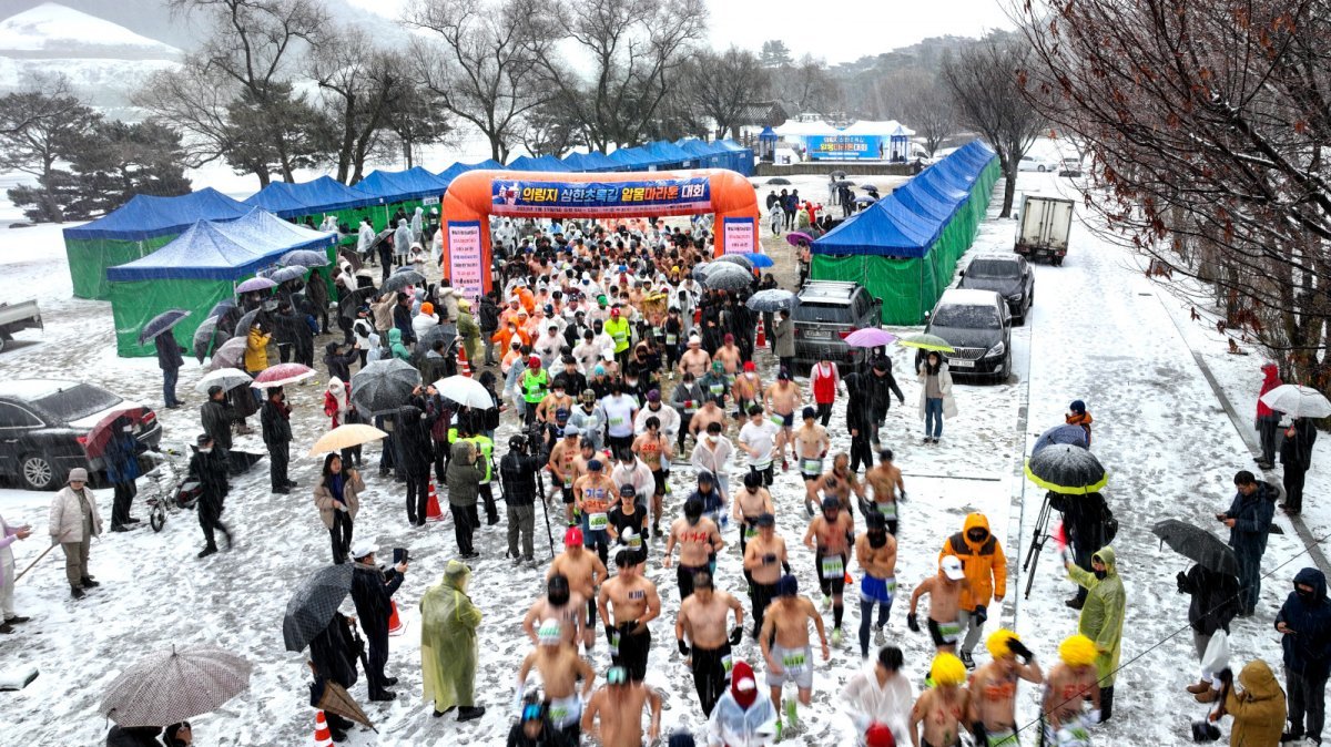 제천 알몸마라톤대회는 해마다 전국에서 1000명 이상의 마라토너가 참가하는 겨울철 이색 스포츠대회로 제천의 추위를 제대로 만끽하려는 전국의 마라토너들에게 인기를 얻고 있다. 제천시 제공