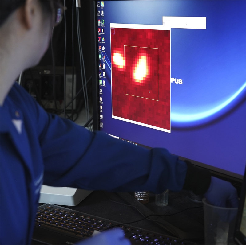 8일(현지 시간) 미국 컬럼비아대 연구진이 레이저 현미경으로 촬영한 나노 플라스틱 이미지를 관찰하고 있다. 뉴욕=AP 뉴시스