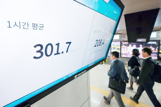 서울의 한 지하철역에 설치된 모니터. (자료사진) . 2023.10.18/뉴스1 ⓒ News1