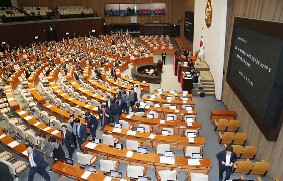 9일 오후 서울 여의도 국회 본회의장에서 열린 제411회 국회(임시회) 제4차 본회의에서 10.29 이태원 참사 진상규명과 재발 방지를 골자로 한 이태원 참사 특별법 수정안 표결을 앞두고 국민의힘 의원들이 본회의장을 나서고 있다. 국민의힘과 민주당은 쟁점인 특조위 구성을 놓고 이날까지 막판 협상을 벌였지만 합의는 끝내 불발됐다. 여당 의원들은 민주당 주도로 이태원참사특별법을 통과시키는 데 반발해 표결을 앞두고 퇴장했다. 2024.1.9/뉴스1 ⓒ News1