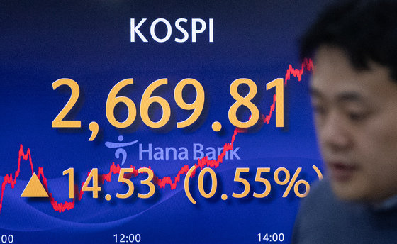 지난 2일 하나은행 명동점 딜링룸 전광판에 코스피 지수가 전 거래일 대비 14.53포인트(p)(0.55%) 상승한 2669.81을 나타내고 있다. (자료사진) /뉴스1