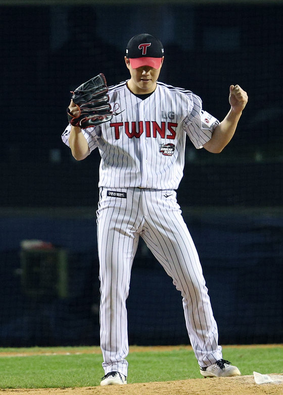 13일 오후 서울 송파구 올림픽로 잠실야구장에서 열린 프로야구 ‘2023 신한은행 SOL KBO 포스트시즌’ 한국시리즈 5차전 LG 트윈스와 kt 위즈의 경기 7회말 2사 주자 1루 상황 LG 함덕주가 kt 박병호를 삼진으로 잡으며 이닝을 마무리, 기뻐하고 있다. 2023.11.13 뉴스1