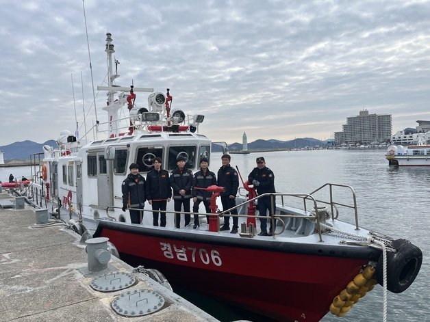 통영소방서 소속 706소방정 대원들. 통영소방서