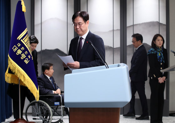 이관섭 대통령 비서실장이 10일 용산 대통령실 청사 브리핑룸에서 정무직 인선 결과를 발표하기 위해 입장하고 있다. 2024.1.10 뉴스1