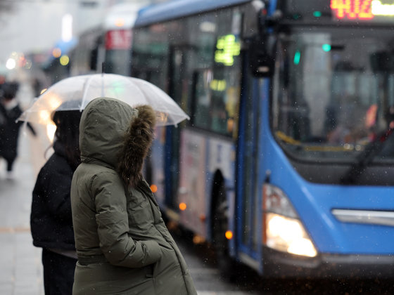 수도권 지역에 대설주의보가 내려진 9일 오후 서울 강남역 버스정류장에서 퇴근길 시민들이 버스를 기다리고 있다. 2024.1.9/뉴스1 ⓒ News1