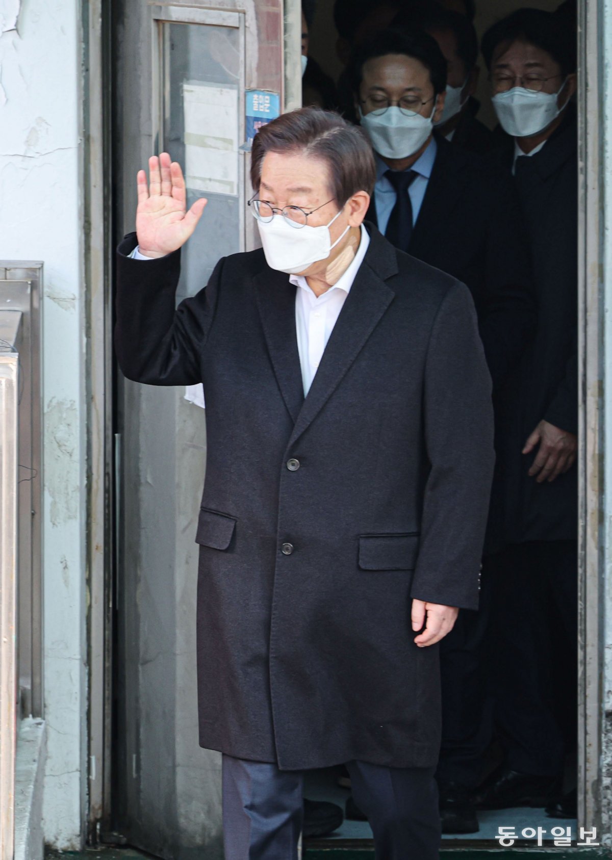 10일 이 대표가 서울대병원에서 걸어 나오며 포토라인 너머 지지자들에게 손을 흔들고 있다. 박형기 기자 oneshot@donga.com