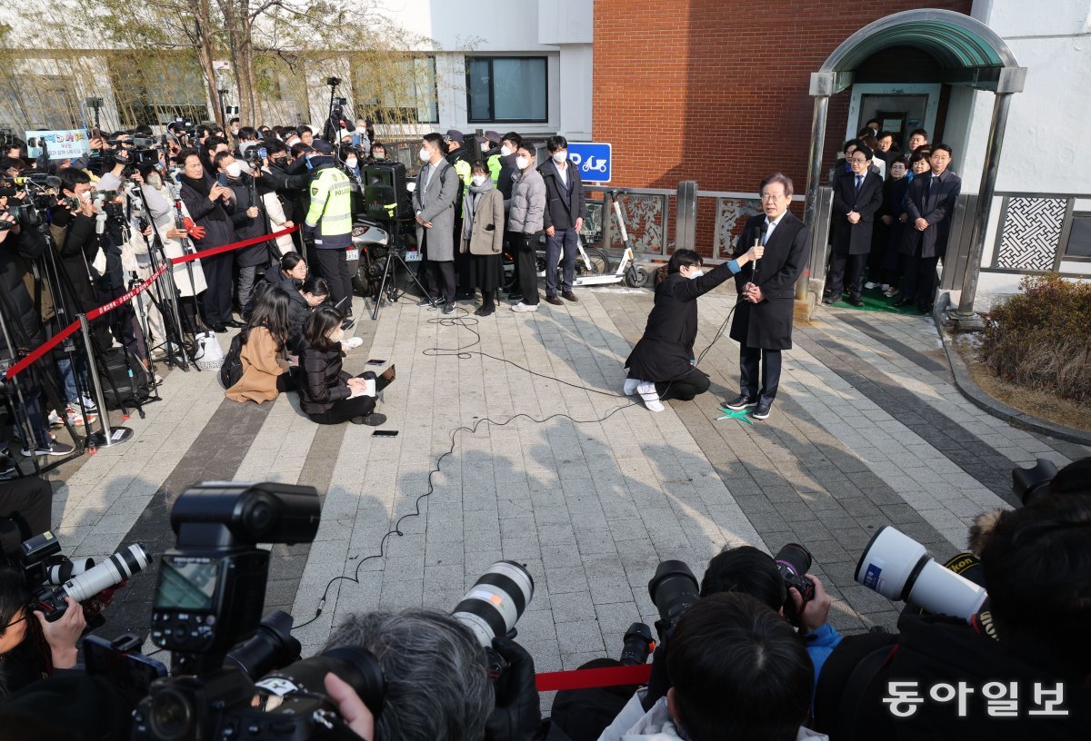 10일 이 대표가 취재진 앞에서 퇴원 소감을 밝히고 있다. 박형기 기자 oneshot@donga.com