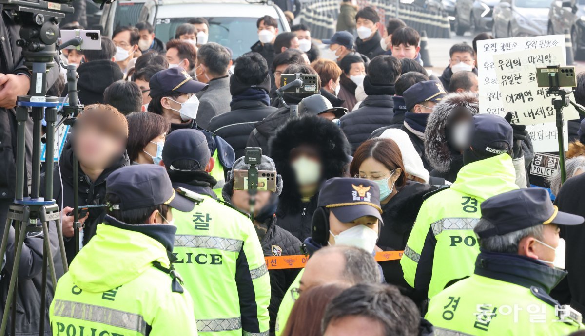 10일 이 대표의 퇴원 현장에 지지자들과 유튜버들이 경찰 통제선 바깥에 몰려있다. 박형기 기자 oneshot@donga.com