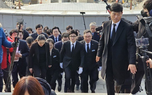 10일 경남을 찾은 한동훈 국민의힘 비상대책위원장이 국립 3.15민주묘지를 찾아 참배를 하기 위해 이동하고 있다. 2023.1.10 ⓒ 뉴스1