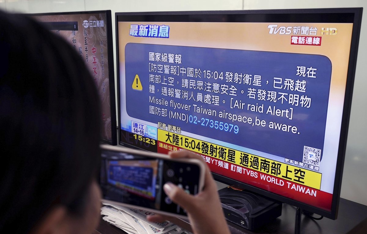 9일 중국의 위성 발사에 대응해 대만 국방부가 발령한 중국어 및 영어 방공경보 안내문. 영어 경보에는 위성을 ‘미사일’이라고 표기해 논란이 일고 있다. 타이베이=AP 뉴시스