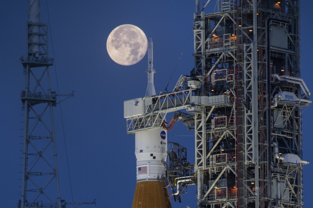2022년 6월 미국항공우주국(NASA)의 달탐사 계획 ‘아르테미스’의 일환으로 무인 우주선 오리온이 달 궤도 비행을 준비하고 있는 모습. AP 뉴시스