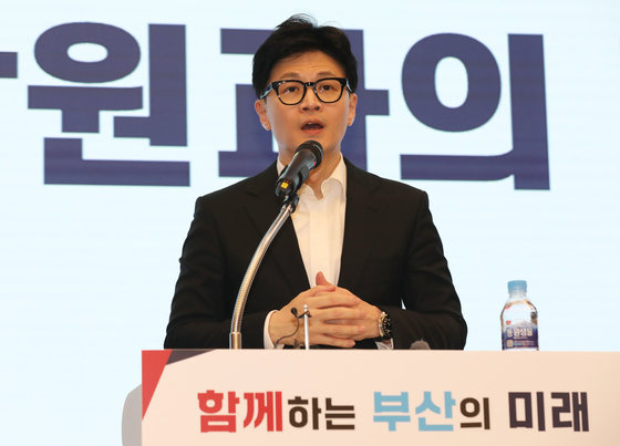 한동훈 국민의힘 비상대책위원장이 10일 오후 부산 해운대구 벡스코 컨벤션홀에서 열린 ‘부산시당 당직자 간담회’에서 발언을 하고 있다. 2024.1.10. 뉴스1