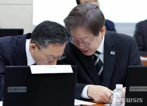 이재명 더불어민주당 대표(오른쪽)와 정성호 의원이 지난달 29일 서울 여의도 국회에서 열린 국방위원회 전체회의에서 이야기를 나누고 있다. 뉴시스
