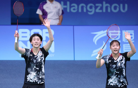 Baek Hana and Lee So-hee are cheering after winning against Chen Qingchen-Zaifan in the badminton women's team final match between South Korea and China at the 2022 Hangzhou Asian Games held at Binjiang Gymnasium in Hangzhou, China on the 1st.  2023.10.1 News 1