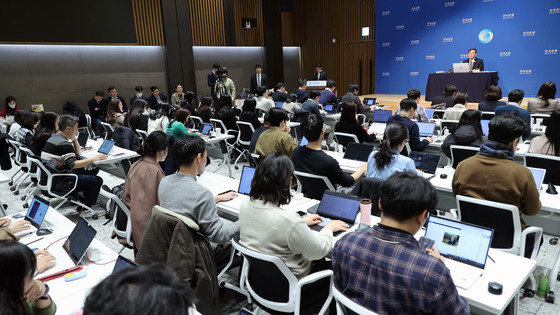 이창용 한국은행 총재가 11일 서울 중구 한국은행에서 통화정책방향 기자간담회를 하고 있다. 2024.1.11 사진공동취재단