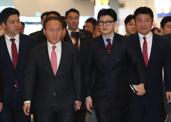 한동훈 국민의힘 비상대책위원장이 11일 오전 부산 동구 부산항국제전시컨벤션센터에서 열린 ‘부산 현장 비상대책위원회의’에 윤재옥 원내대표와 참석하고 있다. 2024.1.11. 뉴스1