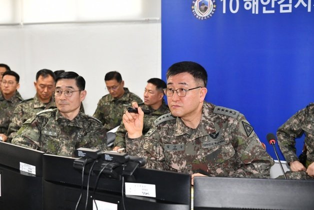 박안수 육군참모총장(앞줄 오른쪽)과 양용모 해군참모총장(앞줄 왼쪽)이 11일 해안경계태세 합동점검을 실시하고 있다. 육군·해군 제공