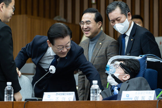 이재명 더불어민주당 대표가 3일 서울 여의도 국회에서 열린 확대간부회의에 참석하며 故 조연우 전국장애인위원장과 인사하고있다. 2023.2.3. 뉴스1