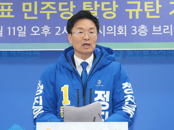 정진욱 광주 동남갑 더불어민주당 국회의원 예비후보가 11일 광주시의회 브리핑룸에서 기자회견을 열고 ‘이낙연 전 대표 탈당’을 규탄하고 있다.정진욱예비후보 제공