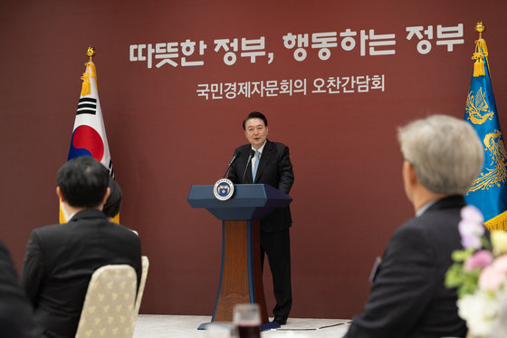 윤석열 대통령이 11일 용산 대통령실 청사에서 열린 국민경제자문회의 오찬 간담회에서 발언하고 있다. (대통령실 제공) 2024.1.11 뉴스1