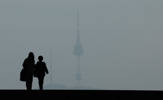 초미세먼지 농도가 전국 대부분 지역에서 ‘나쁨’ 수준을 보인 11일 서울 용산구 국립중앙박물관에서 바라본 하늘이 뿌옇다. 2024.1.11. 뉴스1