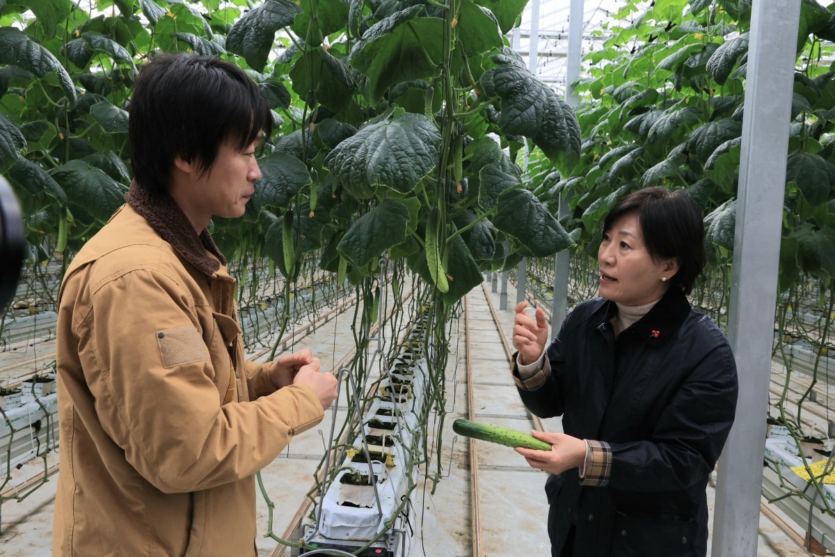 송미령 농림축산식품부 장관(오른쪽)이 11일 경북 상주시의 한 스마트팜을 방문해 설명을 듣고 있다. 농림축산식품부 제공