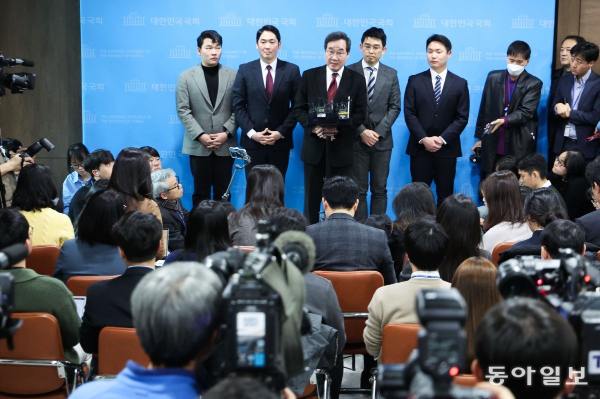 11일 이 전 대표가 기자회견을 마친 뒤 취재진과 만나 향후 계획을 묻는 질문에 답하고 있다. 박형기 기자 oneshot@donga.com