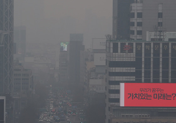 초미세먼지 농도가 ‘나쁨’ 수준을 보인 11일 오전 서울 시내가 흐리게 보이고 있다. 2024.1.11/뉴스1