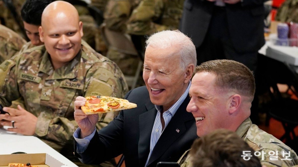 2022년 우크라이나 주둔 미군을 방문해 피자 파티를 연 조 바이든 대통령. 피자는 바이든 대통령이 좋아하는 음식이다. 백악관 홈페이지
