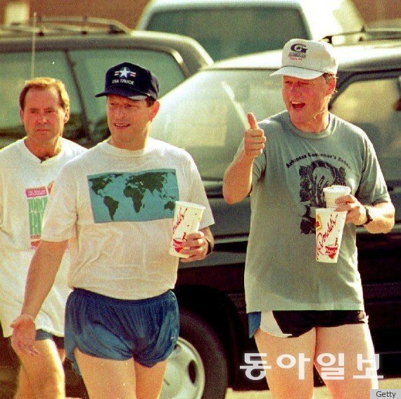 빌 클린턴 대통령(오른쪽)과 앨 고어 부통령(왼쪽)이 조깅을 마치고 맥도널드에 들른 모습. 위키피디아