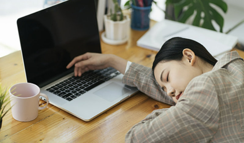 여성이 엎드려 낮잠을 자는 모습. 사람과 동물은 수면을 통해 지친 뇌를 쉬게 한다는 연구 결과가 나왔다. 게티이미지코리아