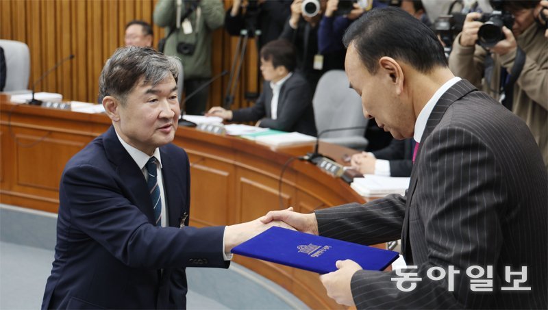 조태용 국가정보원장 후보자(왼쪽)가 11일 오전 서울 여의도 국회에서 열린 인사청문회에서 후보자 선서를 마친 뒤 박덕흠 국회 
정보위원장에게 선서문을 전달하고 있다. 조 후보자는 북한 체제를 두고 “김정은에 대한 정치적 견제 세력이 없고 북한 주민에 대한 
세뇌를 많이 하기 때문에 전체적으로 안정돼 있다고 볼 수 있다”고 말했다. 박형기 기자 oneshot@donga.com