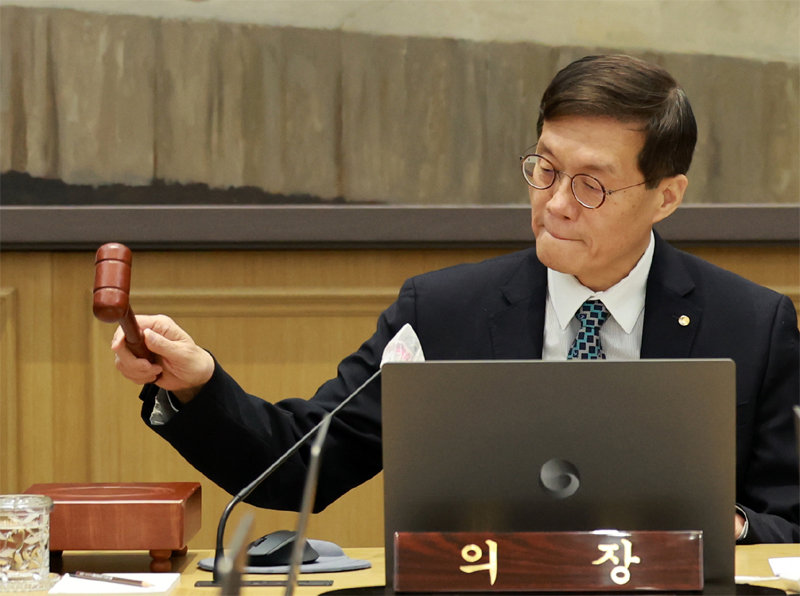 이창용 한국은행 총재가 11일 서울 중구 한국은행에서 열린 금융통화위원회에서 의사봉을 두드리고 있다. 이날 한은 금통위는 기준금리를 현 수준인 연 3.50%로 유지하기로 결정하면서 지난해 2월 이후 8회 연속 금리를 동결했다. 사진공동취재단