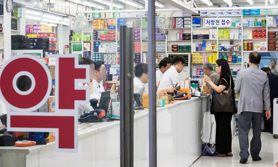 시민들이 서울시내 한 약국에서 처방받은 약을 구입하고 있다. (사진은 기사 내용과 관련이 없음.) 뉴스1
