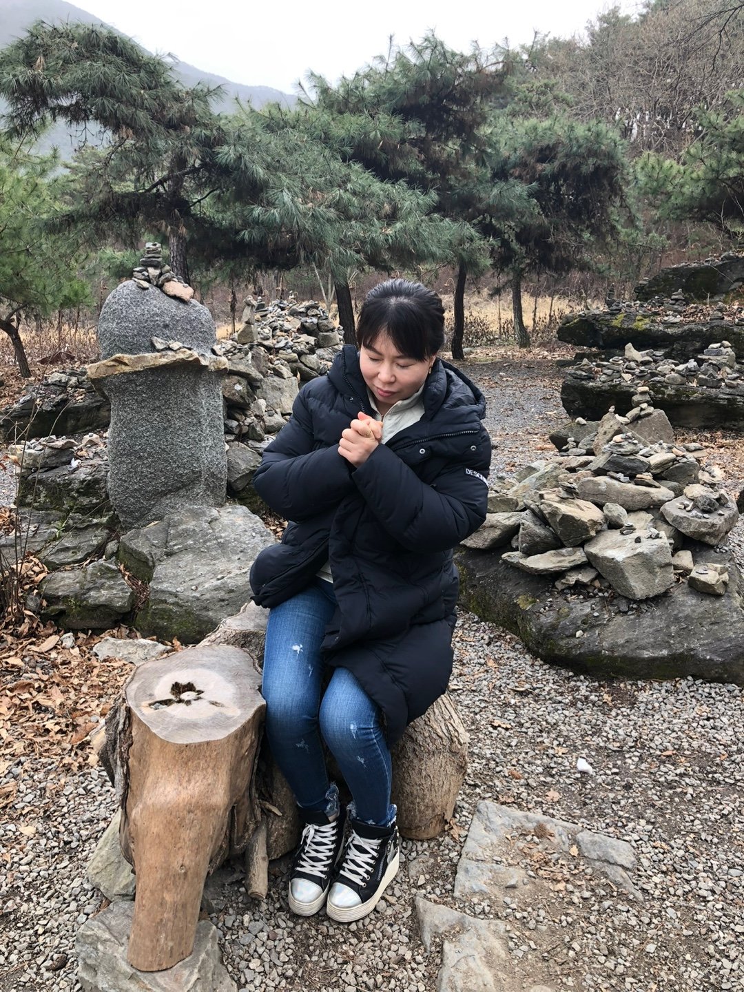 2017년 충북의 한 관광지를 찾은 김 씨가 가족과의 재회를 간절하게 소망하는 모습. 그러나 한국으로 그렇게도 데리고 오고 싶었던 부모는 끝내 북에서 세상을 떠났다.