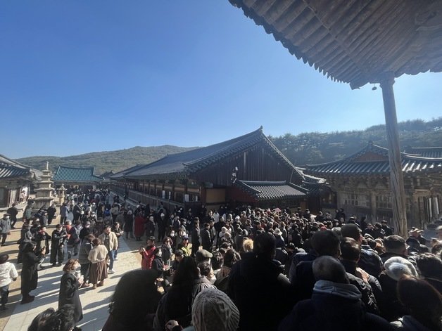 12일 경남 양산시 하북면 통도사에 여야 지부도가 나란히 방문한 가운데 사찰에는 지지자와 취재진, 유튜버 등이 대거 몰렸다.  2023.01.12 ⓒ News1