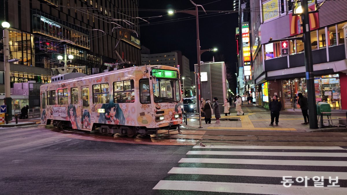삿포로 스스키노 밤거리의 낭만을 더하는 노면 전차.
