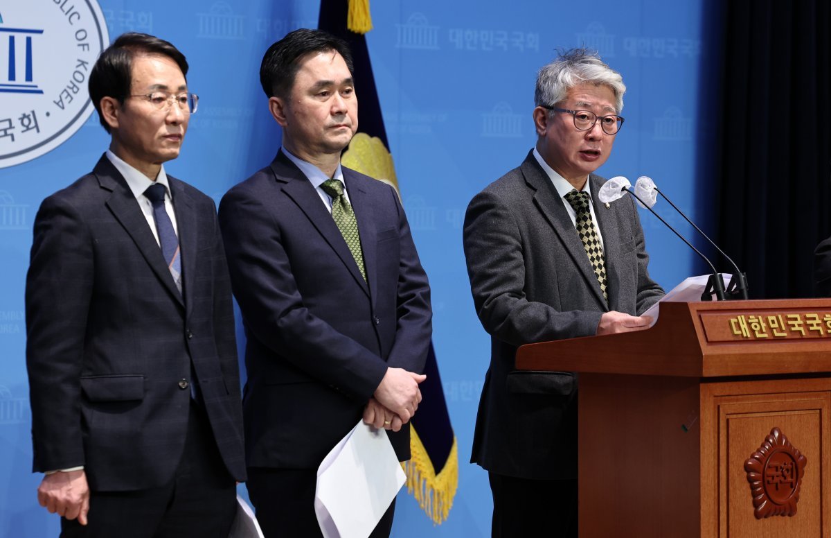 Democratic Party of Korea Members Announce Withdrawal and Formation of New Parties, Press Conferences and Plans for Political Coalitions Unfold