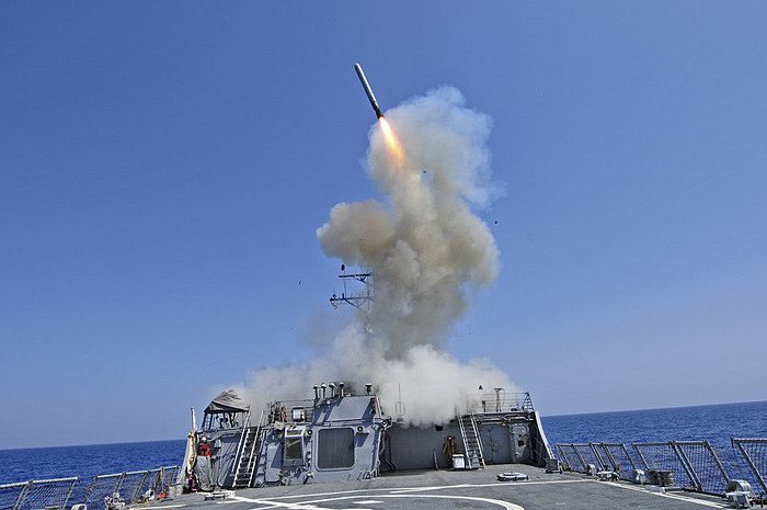미 해군 구축함 배리호가 토마호크 순항미사일을 쏘아올리고 있다. 사진 출처 미디움