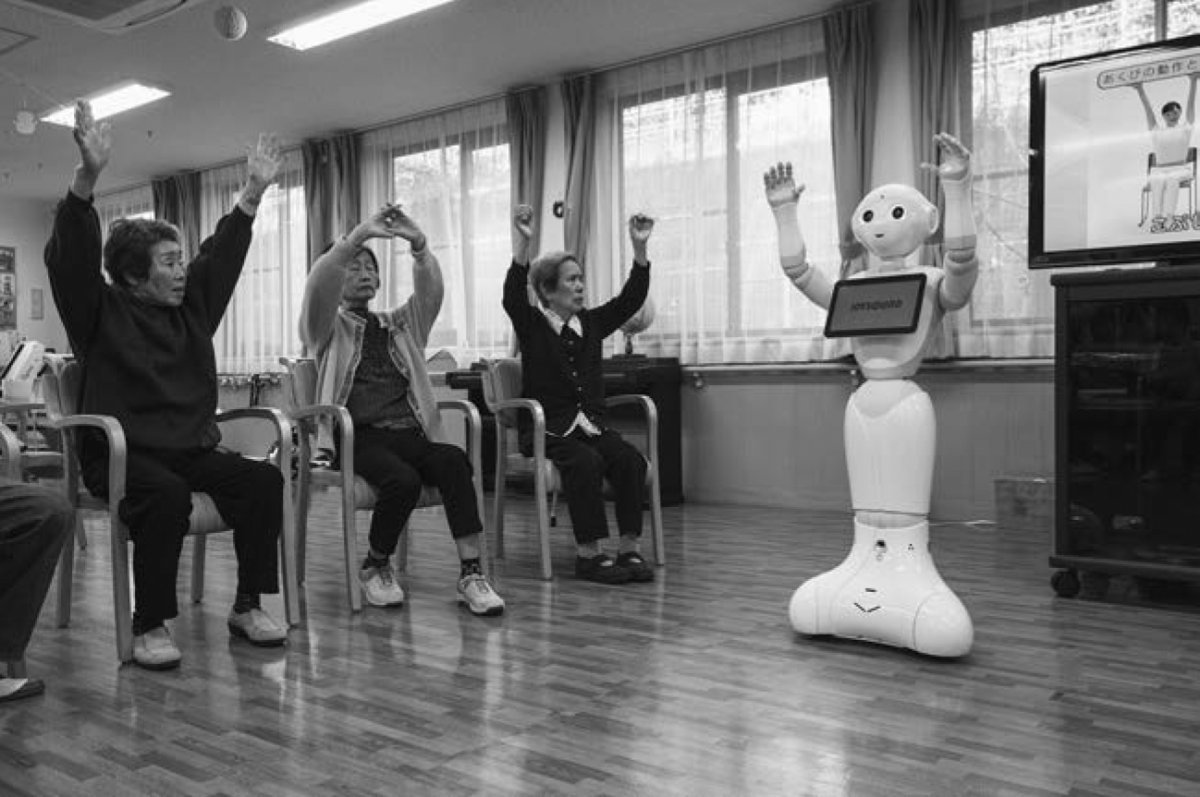 일본의 노인들이 로봇과 함께 운동 수업을 하고 있다. ‘축소되는 세계’의 저자는 “20세기 일본은 ‘젊은이들의 나라’였지만 현재는 세계에서 고령화된 나라의 선두 주자”라고 했다. 사이 제공