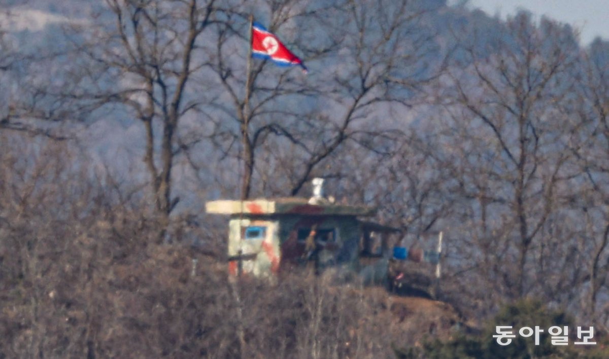 北 GP서 포착된 북한군 12일 황해도 개풍군의 북한군 감시초소(GP)에서 북한 군인들이 경계 근무를 서고 있는 모습. 박형기 기자 oneshot@donga.com