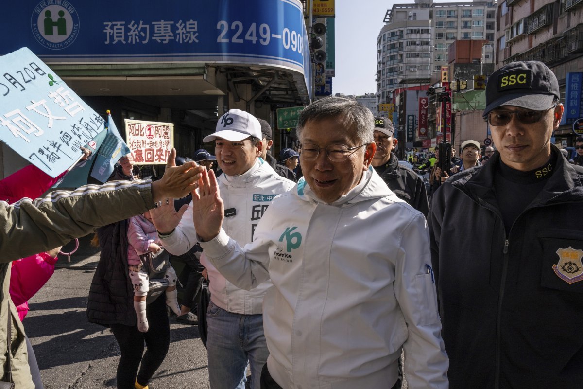 대만 제2야당 민중당의 커원저 총통 후보가 11일 선거 구호 ‘약속을 지킨다(Keep Promise)’의 약자인 ‘KP’를 새긴 윗옷을 입고 신베이에서 유세를 벌이고 있다. 신베이=AP 뉴시스