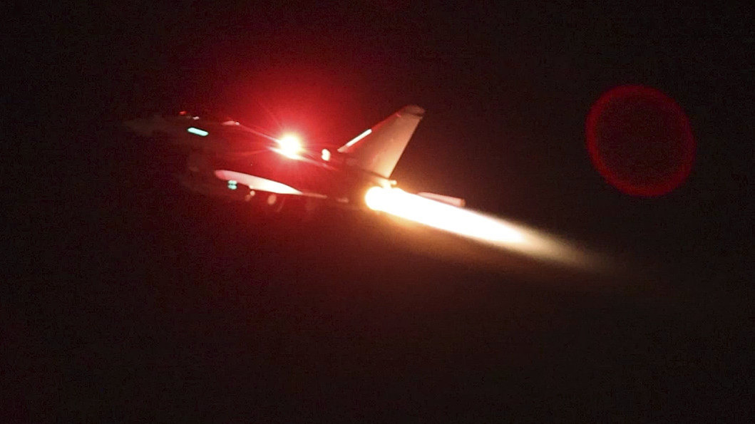 영국 공군(RAF) 타이푼 전투기가 12일(현지시간) 예멘 친이란 반군 후티의 근거지를 공격하기 위해 키프로스 아크로티리 공군기지에서 이륙하고 있다. AP 뉴시스