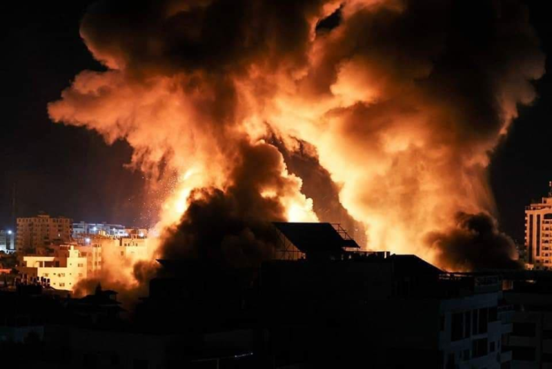 11일 새벽(현지 시간) 예멘의 후티 반군 거점 중 하나인 수도 사나 인근에서 미국과 영국의 공습으로 한 건물이 불타고 있다. 
사진 출처 알아랍뉴스채널